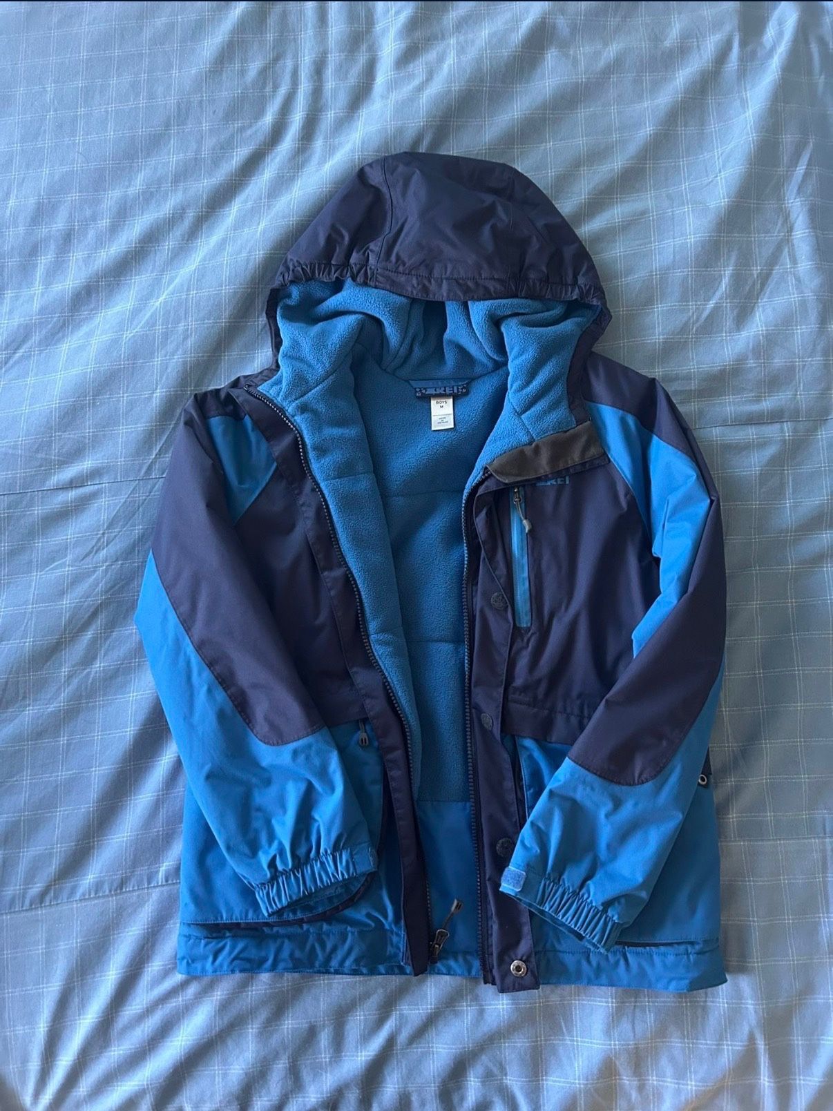 Jackets, Sweaters, Snow Pants And More Seize M, L and XL