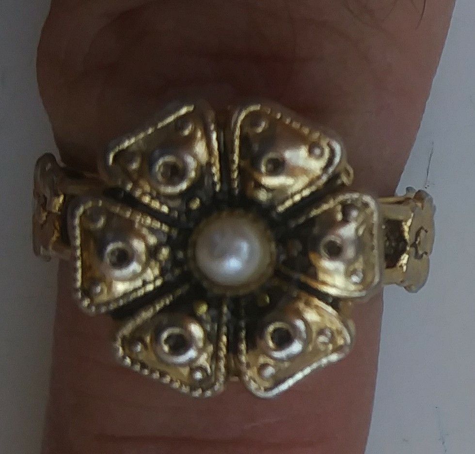 Vintage photo pearl flower ring