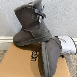 New UGG Woman’s Size 8 Bailey bow ll Gray Authentic 100%