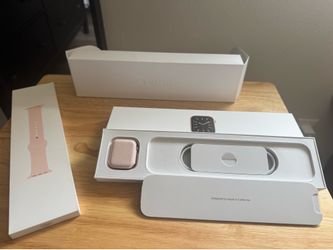 Brand new rose gold 40mm Apple Watch with band