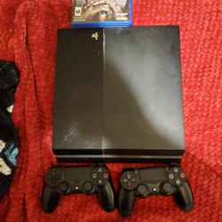 Ps4  With  2 Controller's 