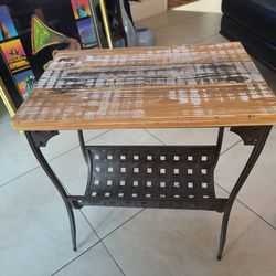 Rustic magazine rack
12"X18"
Great condition!