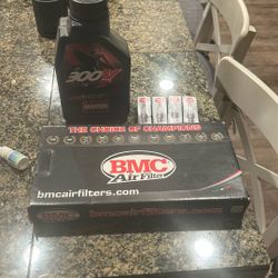 1 Liter Bike Oil 1 New Air Filter Suzuki Gsxr 4 New Spark Plug