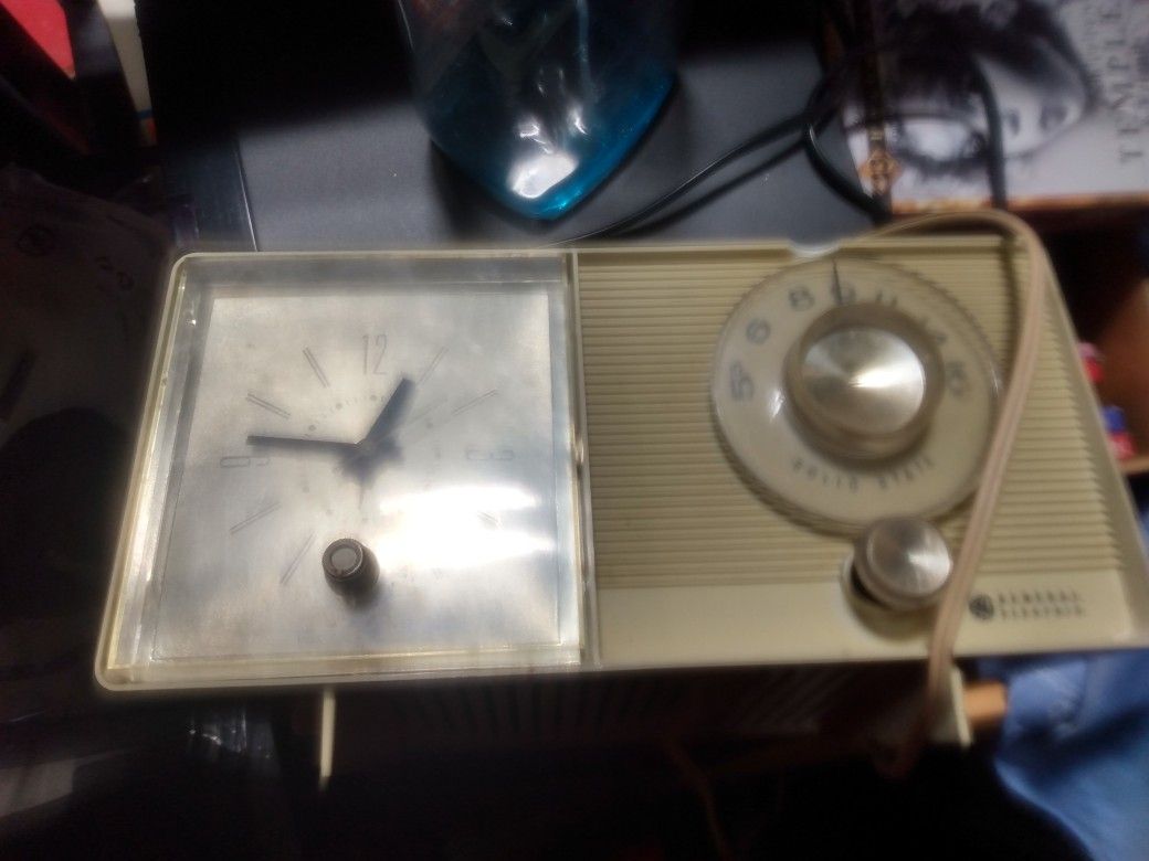 Vintage General Electric Clock Radio