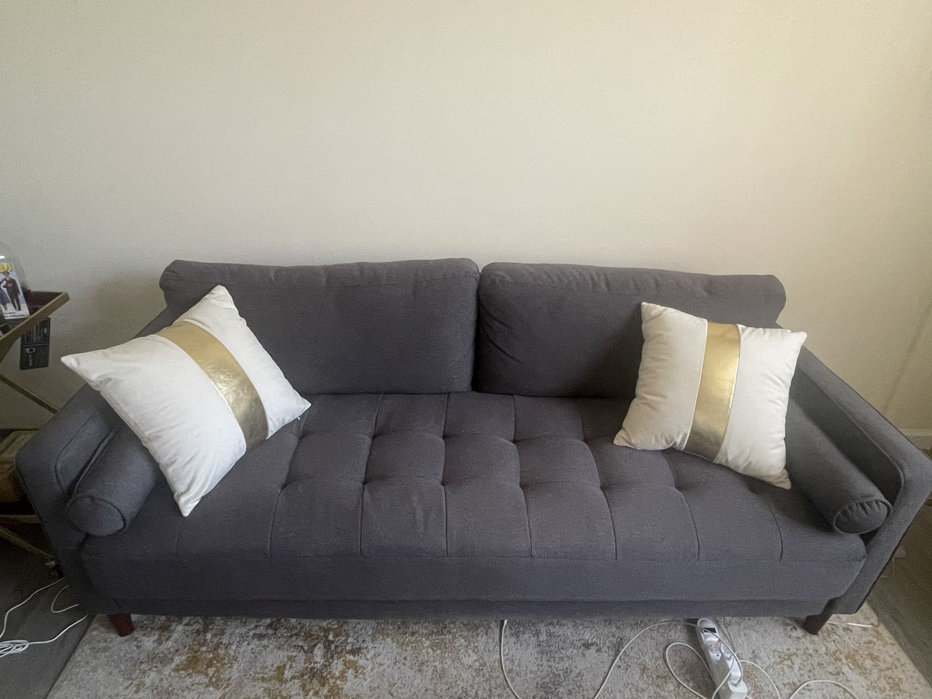 75 Inch Loveseat Plus Accent Pillows