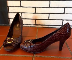 Womenβs NWOT Aerosoles Dark Brown Luxurious Style Heels Size 6M
