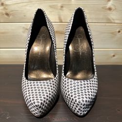 Chic classic platform pumps by Jessica Simpson size 5 1/2.