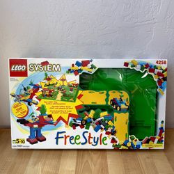 1998 LEGO Systems Free Style Lego Play Surface With Baseplates & 1000 Bricks