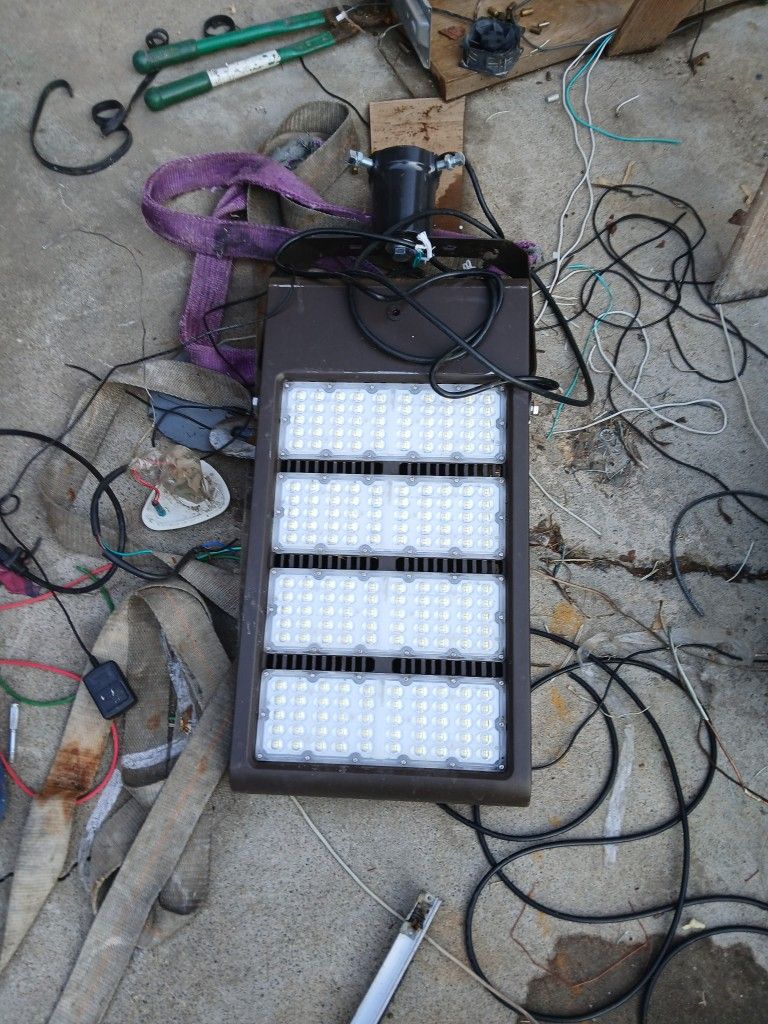 LED Pole light three-way
Two hundred wash d watts