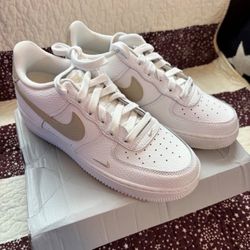 NIKE AIR FORCE 1 07 ESSENTIAL WHITE-BEIGE WOMENS SZ 8.5 Or 7Y