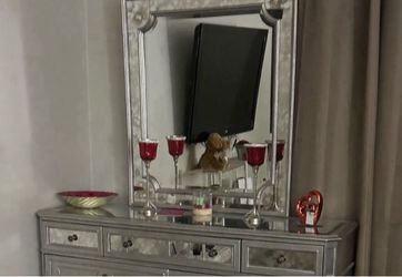 Dresser mirror only like new