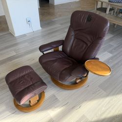 Ekornes Stressless Recliner Chair Large – Leather Swivel Recliner with Table, Teak Base, Paloma Wine