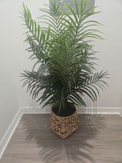 Larhe Faux Palm Plant in Woven Basket