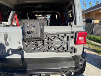 Jeep spare tire carrier