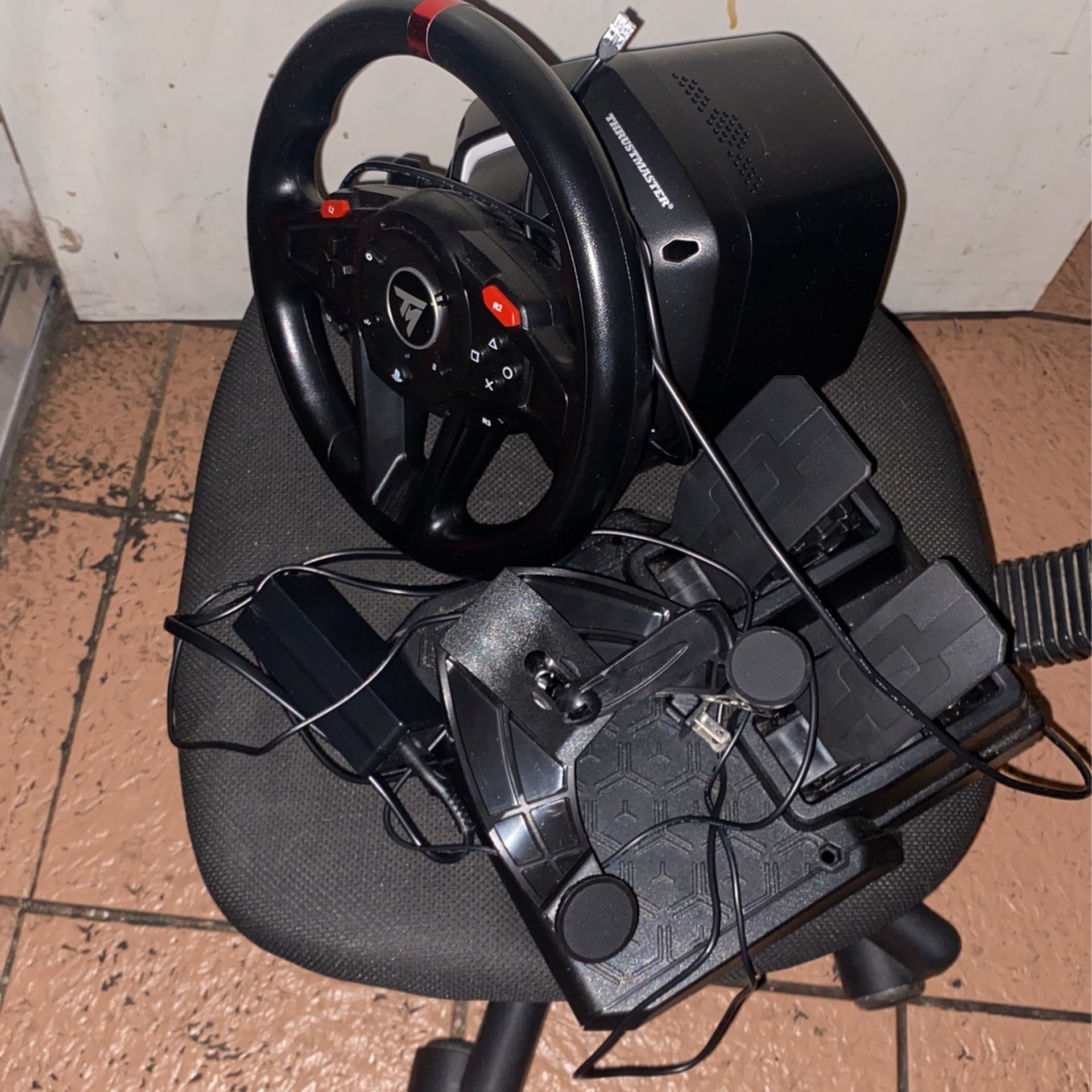 It is a game steering wheel for PS4 and PS5 