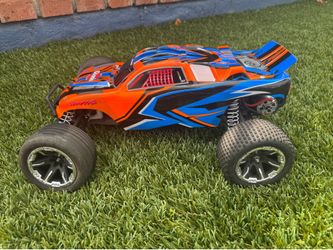 Traxxas almost new with Box Rustler / clipless body