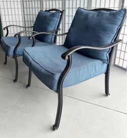 Patio hampton Bay Lounge Chairs with Blue Cushions – Set of 2