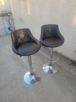 Bar stools set  in  great working condition  /adjustable height  or low