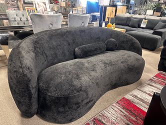 Elegant modern sofa! $1099 🖤🚨🔥