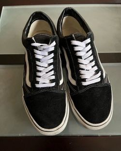 VANS OLD SKOOL BLACK/WHITE LOW CANVAS UNISEX SHOES (US Men 9.5/Women 11) (Pick up🛒 In Bellevue) *Check out my other Posts 🎁