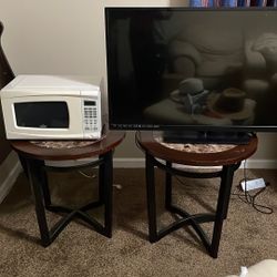 TV Vicio 45 With Stand, Rival Microwave, 2 Side Tables 