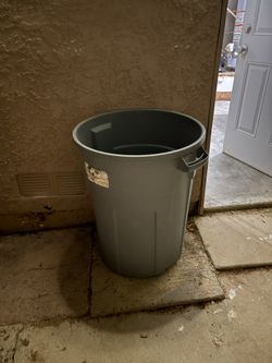 Like New Plastic Trash Can
