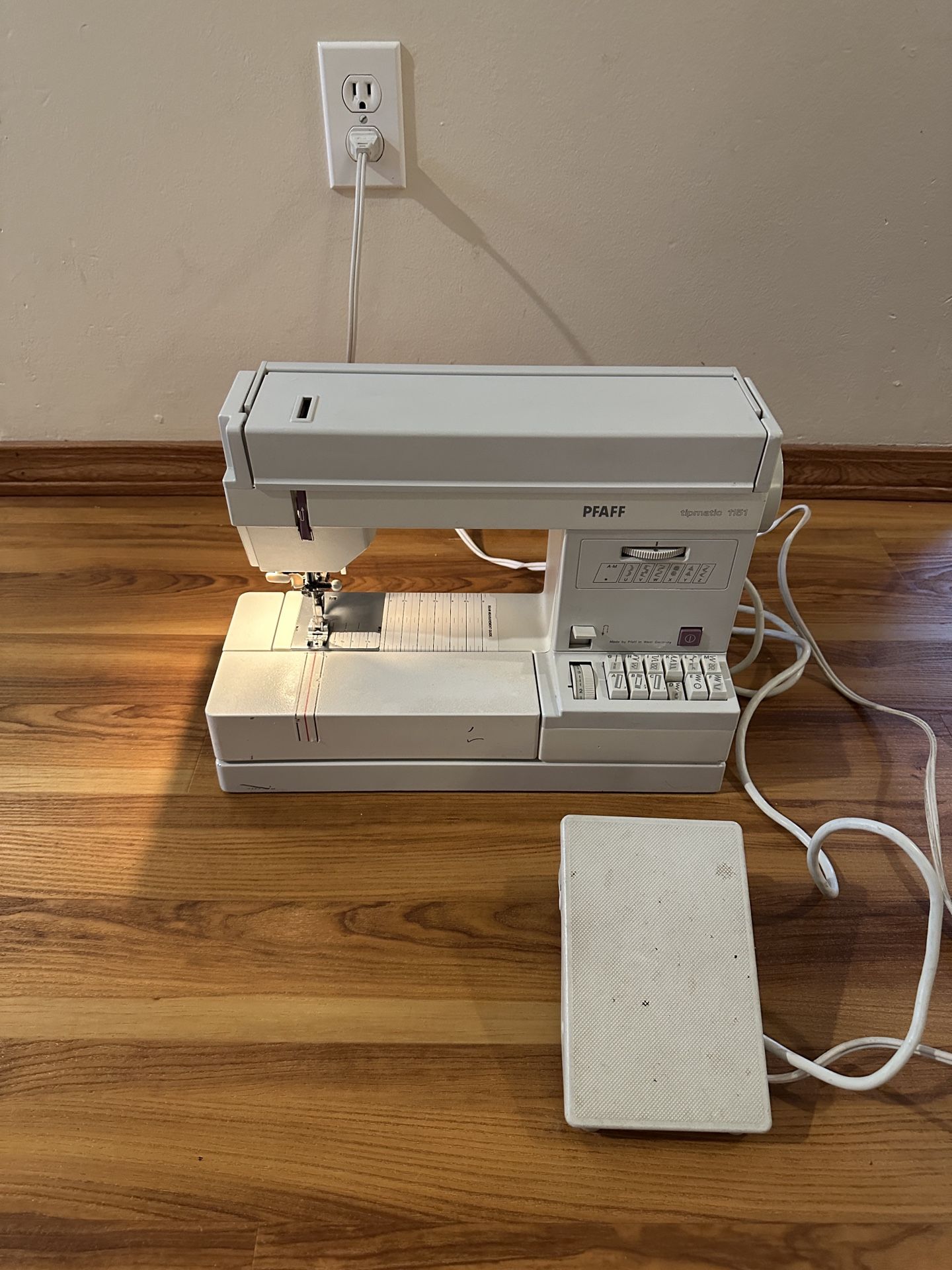 Pfaff Tipmatic 1151 Sewing Machine