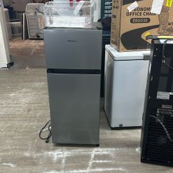Hisense Compact Refrigerator with Freezer (4.4 Cu Ft)