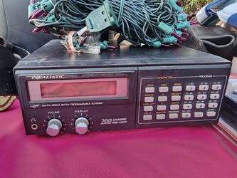Realistic Pro 2022 Radio Scanner UHF VHF AM-FM 200 channel W/Memory powers on