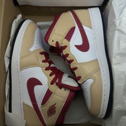  Air Jordan 1 Mid 'Light Curry Cardinal Red' 