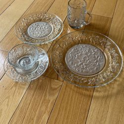 Princess House Fantasia Poinssetia Service For 4