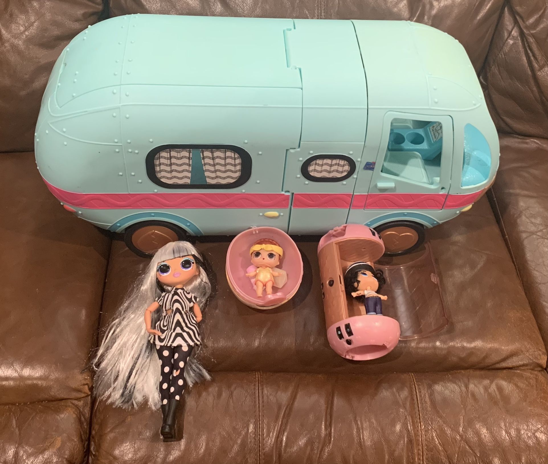 L.O.L. Surprise! O.M.G. 4-in-1 Glamper Fashion Camper with 1 LOL Doll and 2 small LOL figures