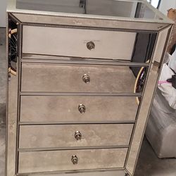 Zgallery 5 Drawers Like New