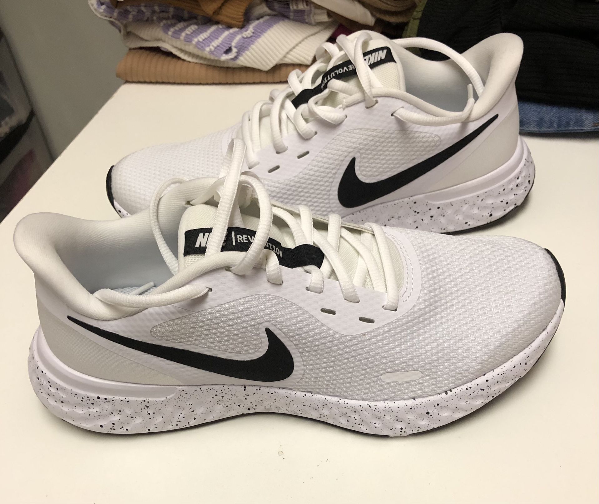 Brand New Nikes Shoes Size 8.5 Women 