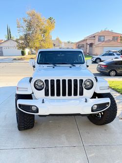 White 2022 Jeep Gladiator Overland 4x4 has 46,150 miles