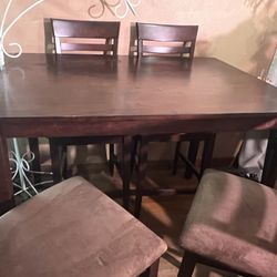 📍TABLE WITH 4 TALL CHAIRS or BO❗️