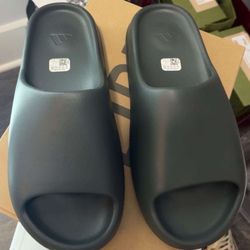 Adidas Yeezy slide Size 12 