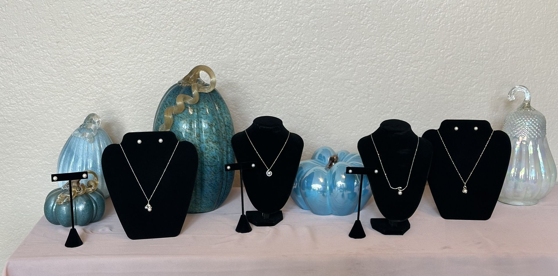 Na Hoku Pearl Factory Maile leaf 14k white gold necklace with pink and blue silver Akoya pearls, diamond and 14k gold pink pe