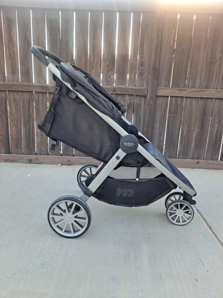 BRITAX BABY STROLLER IN NICE CONDITION