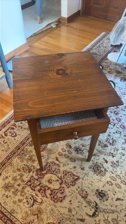 Wood side table w drawer