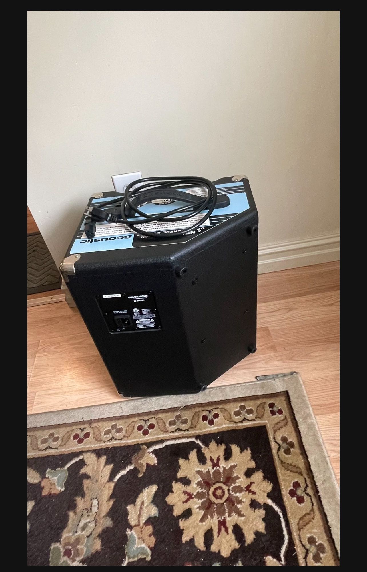 Acoustic B25C 1x8 25W Bass Combo With Tilt-Back Cab Black