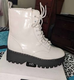 Women's White Boots Sz 10