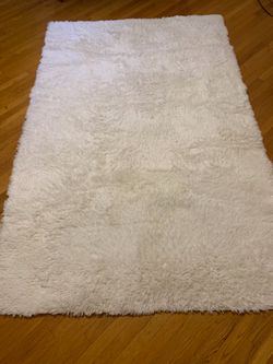 White Area Rug (5’ x 8’)