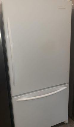 Frigidaire Bottom Freezer White Refrigerator Fridge
