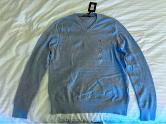 Tommy Hilfiger Men’s medium v-neck sweater