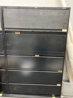 2 Filing Cabinets 
