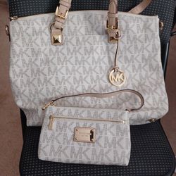 BEAUTIFUL GENTLY USED MICHAEL KORS HANDBAG AND WRISTLET