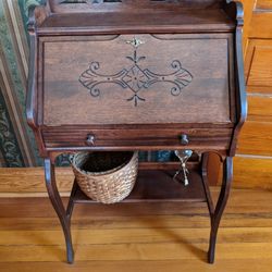 Ladies Fall Front Desk