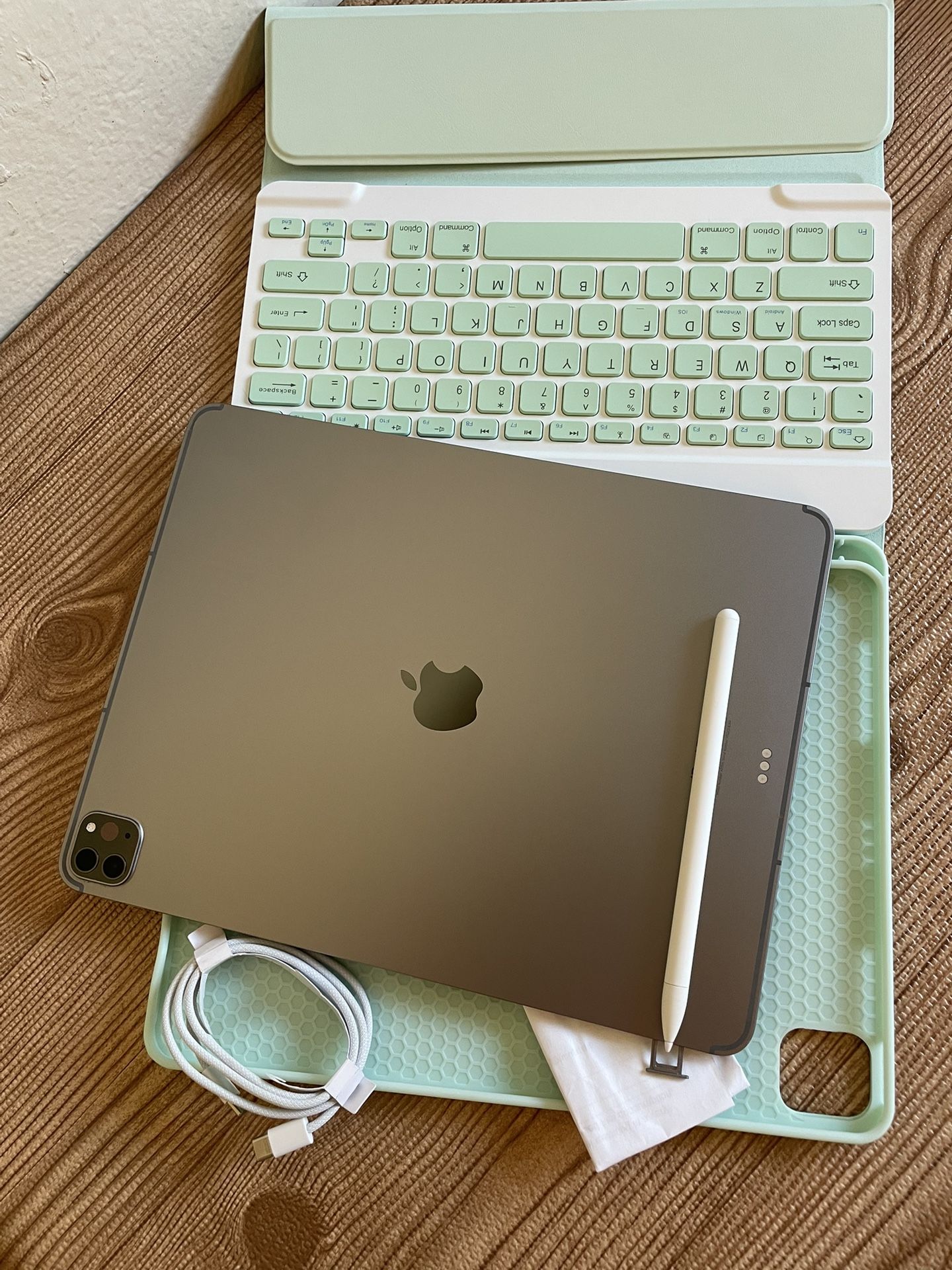 iPad Pro 12.9” (M2 chip / 2022 model) 6th Generation WiFi + 5G cellular with  keyboard, & Accessories 