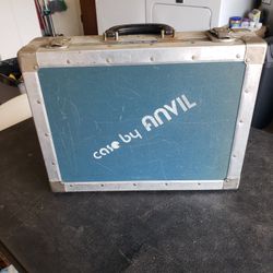 Vintage Anvil case with 2 keys